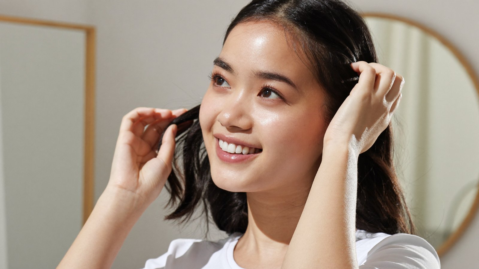 Cô gái ngắm mái tóc vừa cắt tỉa gọn gàng, khỏe mạnh