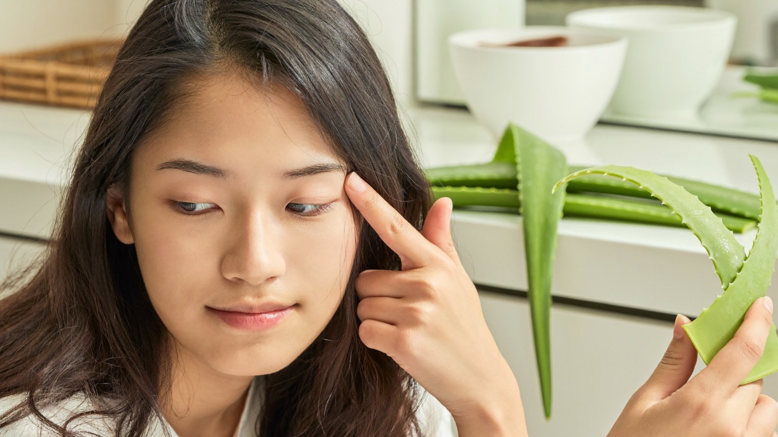 Cô gái với lá nha đam tươi, chăm sóc da đầu nhạy cảm dịu nhẹ