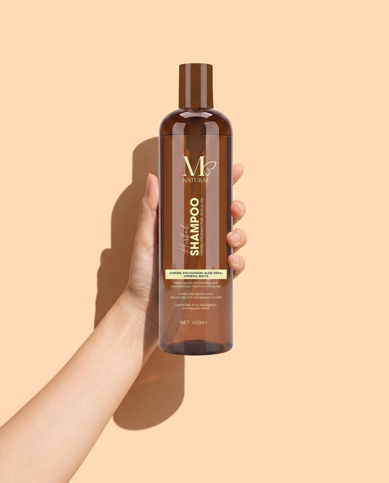 Chai dầu gội thảo dược M Natural 400ml cầm trên tay