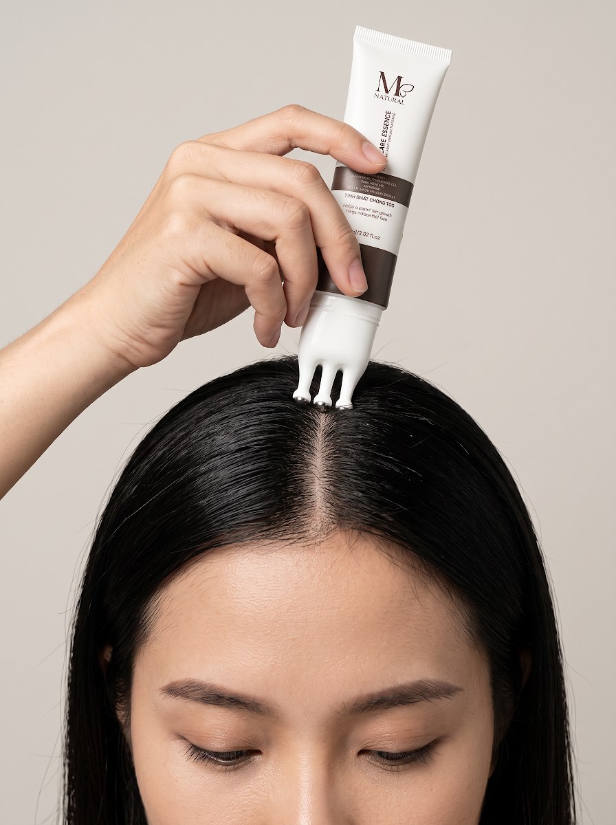 Lăn tinh chất dưỡng tóc M Natural lên da đầu bằng đầu lăn ba vòi