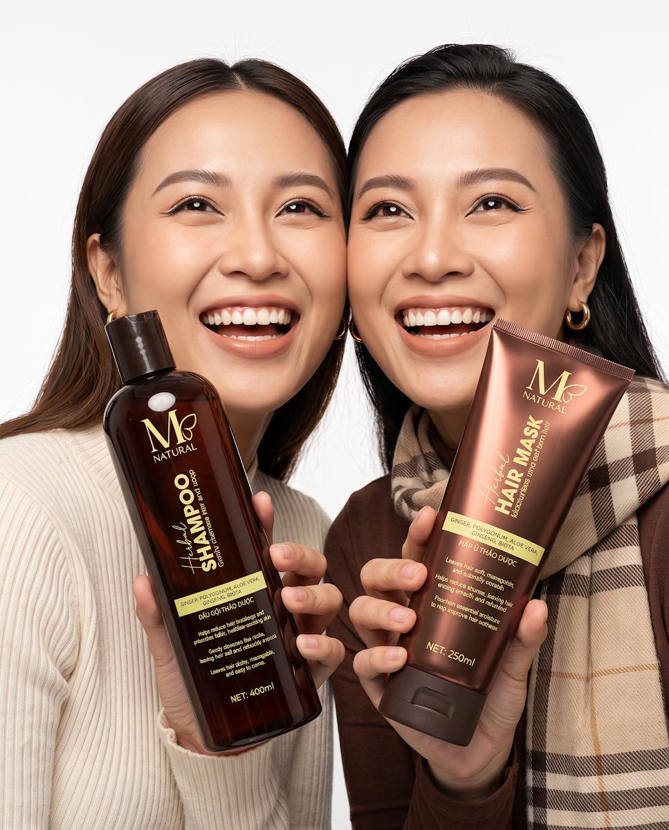 Hai cô gái Việt cầm dầu gội và hấp ủ tóc thảo dược M Natural