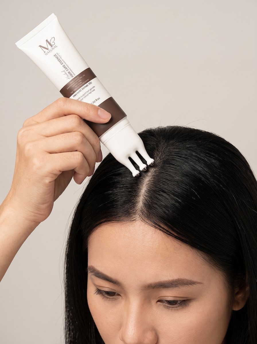 Lăn tinh chất dưỡng tóc M Natural dọc đường ngôi trên da đầu