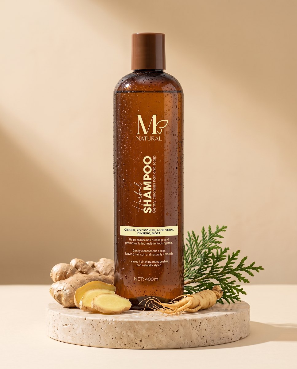 Chai dầu gội thảo dược M Natural 400ml bên củ gừng và lá thảo dược