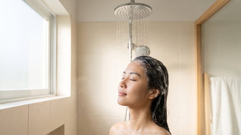 Gội đầu ở tư thế đứng thẳng dưới vòi sen giúp đỡ tức bụng sau khi ăn no