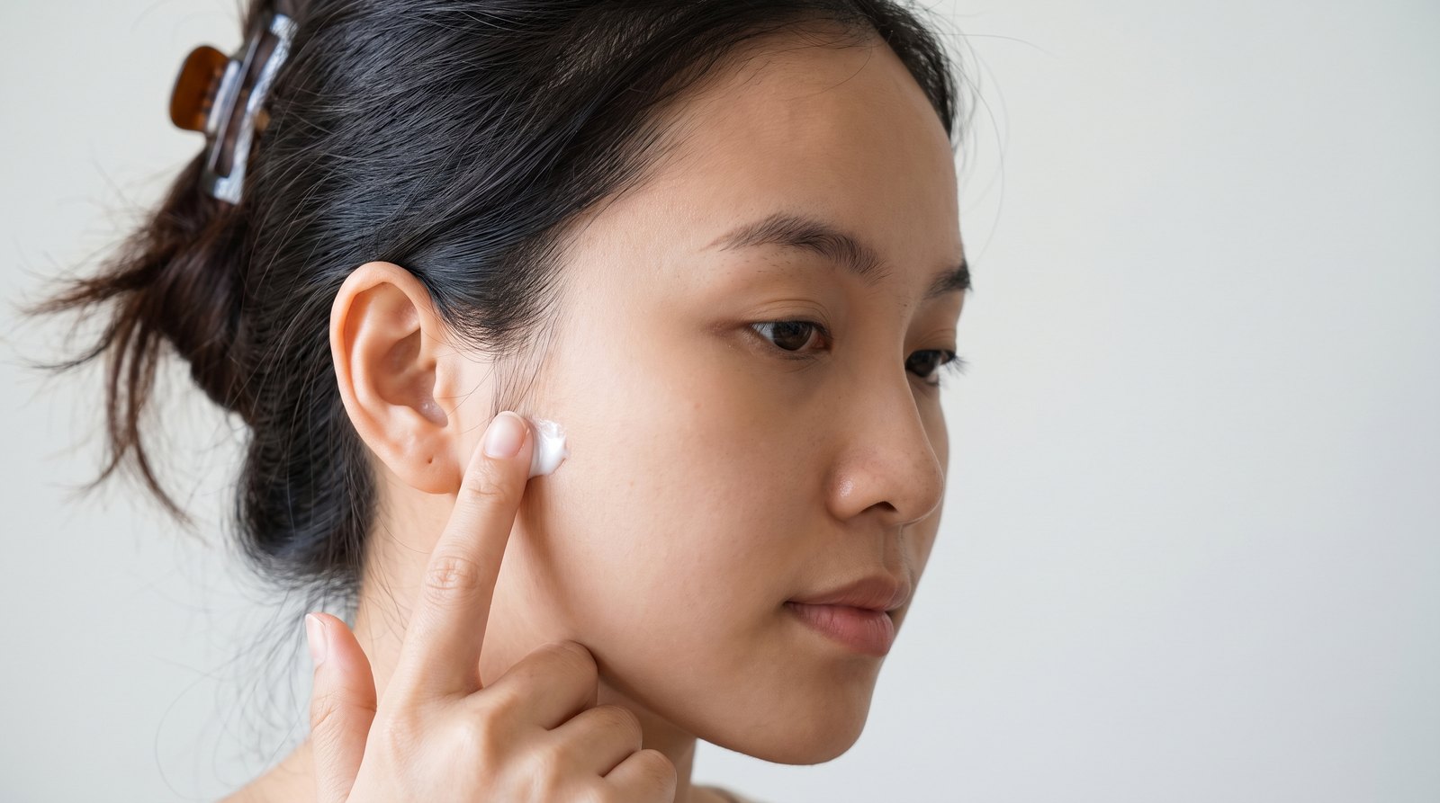 Thử phản ứng sản phẩm bằng cách chấm một ít lên vùng da sau tai